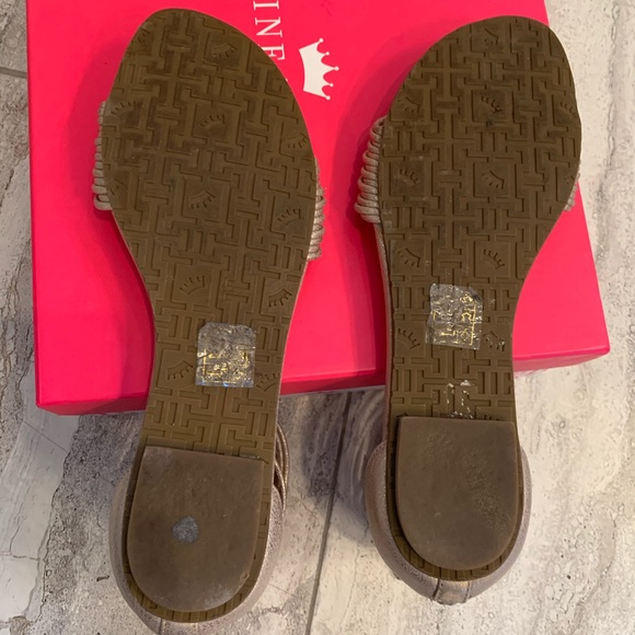 • MOVING LAST CHANCE 7/31/2024 • Elaine Turner strappy gold sandals - Picture 5 of 7